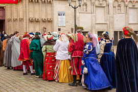 Inwoners van Lyon, Frankrijk, in middeleeuwse kleding. van Patricia Hofmeester