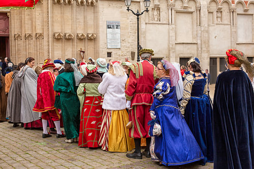 Inwoners van Lyon, Frankrijk, in middeleeuwse kleding.