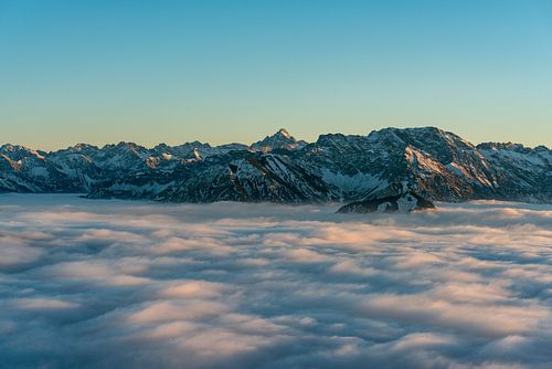 Uitzicht vanaf de Grünten naar de Allgäuer Alpen en de Hochvogel tijdens inversieweer