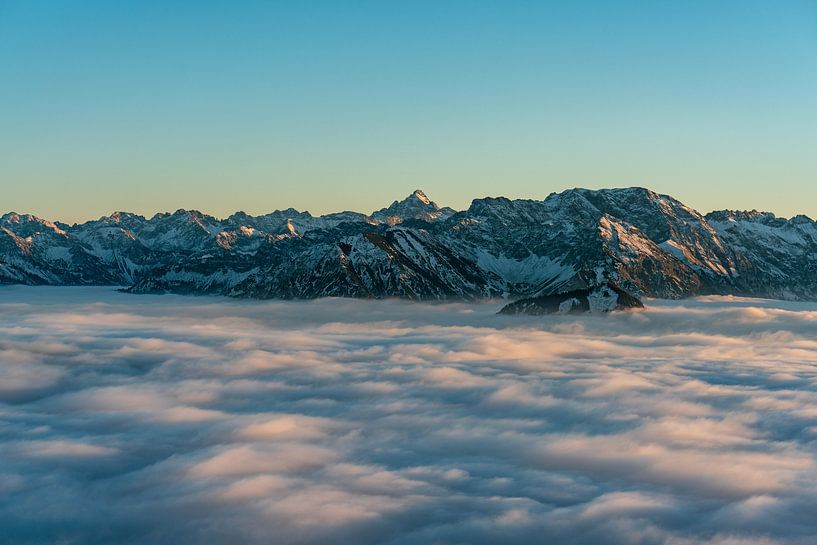 Blick vom Grünten auf die Allgäuer Alpen und den Hochvogel bei Inversionswetter von Leo Schindzielorz