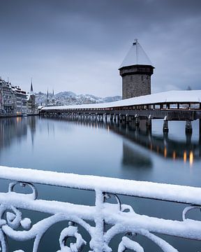 Winter in Luzern – Uitzicht op de Kapelbrug van José IJedema