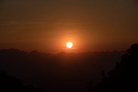 zonsondergang over de bergen