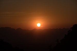 zonsondergang over de bergen