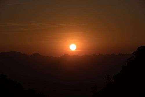 zonsondergang over de bergen
