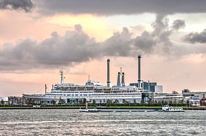 Kreuzfahrtschiff beim Sonnenuntergang