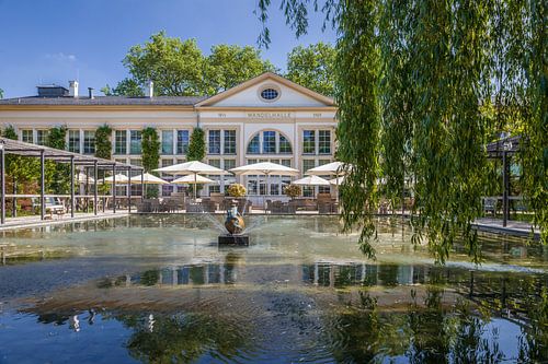 Wandelhalle und Froschteich im Kurpark von Bad Homburg