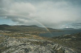Regenboog boven het bergmeer van LinaTea UmbraVisuals