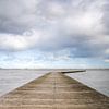 Holzbrücke mit Wolken Himmel von Fotografiecor .nl