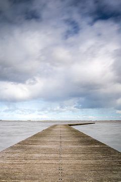 Houten aanlegsteiger met Hollandse stapelwolken