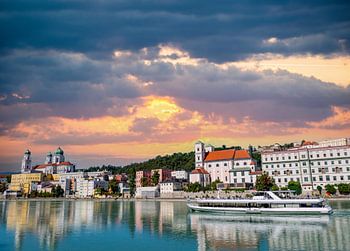 Panoramablick auf die Skyline der Stadt Passau am Inn im Sommer, Bayern, Deutschland