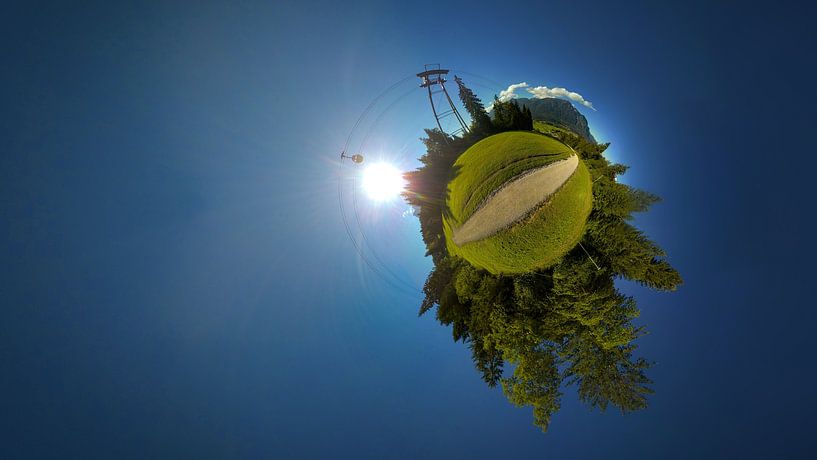 Kleine Planet Projektion einer grünen Landschaft von Jonas Weinitschke