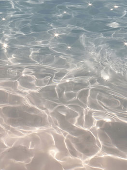 Fotografie an der Küste mit kristallklarem Meerwasser
