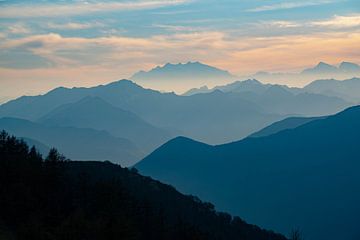 Uitzicht over het Lago Maggiore naar Dufourspitze van Leo Schindzielorz