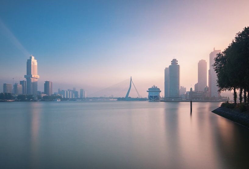 Foggy sunrise in Rotterdam van Ilya Korzelius