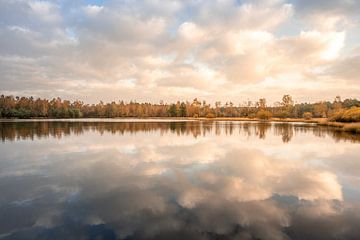 Lac au lever du soleil avec de belles couleurs d'automne sur John van de Gazelle fotografie
