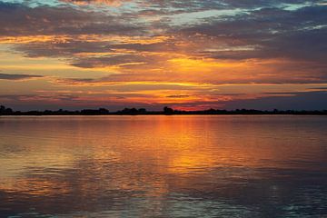 Vlammende lucht in Friesland van Silvia Thiel