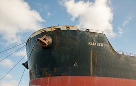 The huge bow of a ship by scheepskijkerhavenfotografie