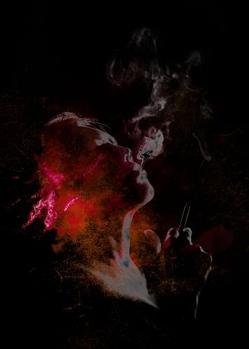 Rokende vrouw in het rood