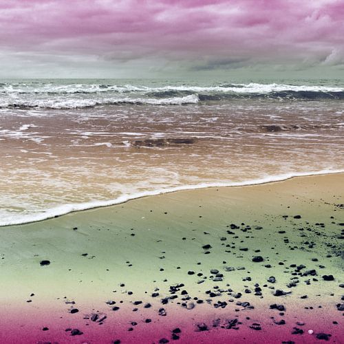Méditation apaisante au bord de la mer du Nord, au Danemark 