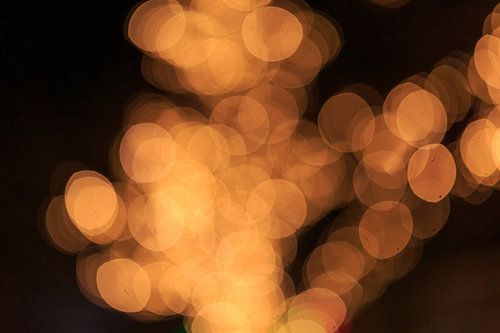Geel oranje bokeh tegen een donkere achtergrond
