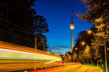 Deutschland, Stuttgart Fernsehturm und Straßenbahn beleuchtet von Simon Dux