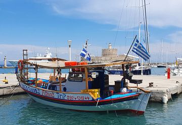 Vissersboot in de jachthaven van Rhodos van zam art