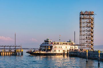 Fähre und Molenturm in Friedrichshafen am Bodensee