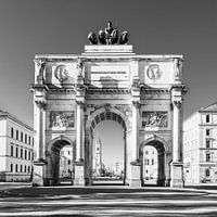 Siegestor in der Leopoldstraße in München / Schwarzweiss