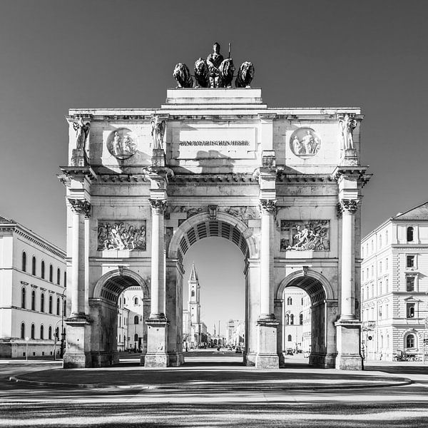 Siegestor in der Leopoldstraße in München / Schwarzweiss von Werner Dieterich