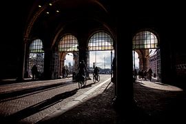 Fietsers onder het Rijsmuseum von Martijn Schruijer