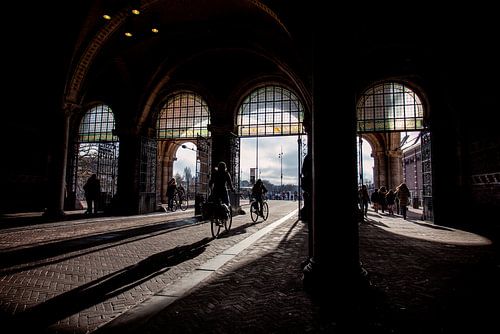 Fietsers onder het Rijsmuseum