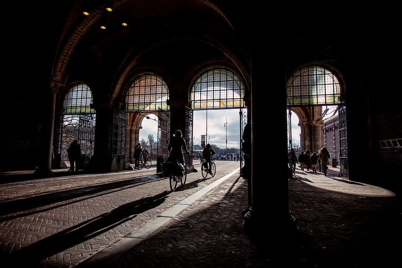 Fietsers onder het Rijsmuseum par Martijn Schruijer