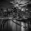 MANHATTAN SKYLINE Sonnenuntergang über New York City Monochrom von Melanie Viola