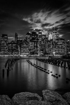 MANHATTAN SKYLINE Sonnenuntergang über New York City Monochrom von Melanie Viola