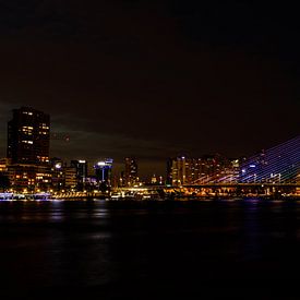 De Erasmusbrug uitgelicht in regenboogkleuren. van Licht! Fotografie