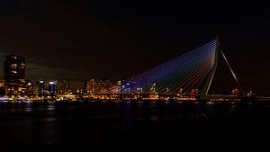 Le pont Erasmus mis en valeur par les couleurs de l'arc-en-ciel.