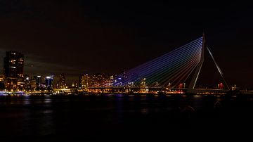 Die Erasmusbrücke in den Regenbogenfarben. von Licht! Fotografie