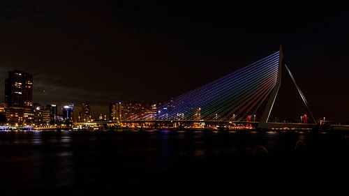 Le pont Erasmus mis en valeur par les couleurs de l'arc-en-ciel. sur Licht! Fotografie