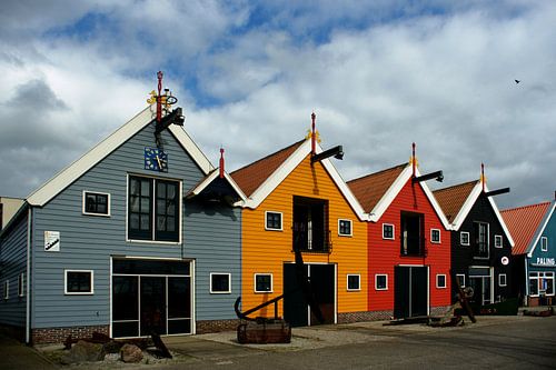 Kleurige huisjes in de haven in Zoutkamp