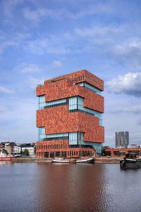 MAS Museum gegen einen blauen Himmel spiegelt sich in einem Teich, Antwerpen 2 von Tony Vingerhoets