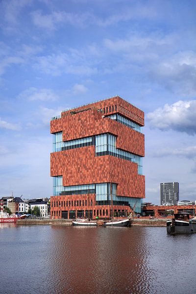 Musée MAS contre un ciel bleu qui se reflète dans un étang, Anvers 2 par Tony Vingerhoets