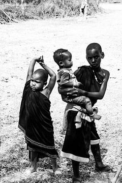 Masaï meisjes en een baby van Eline Willekens