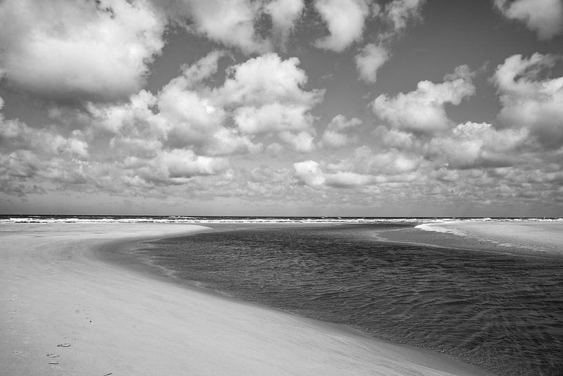 Strand mit Wolken in schwarz und weiß von Jan Fritz