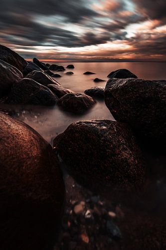 Côte rocheuse au bord de la mer Baltique, crépuscule