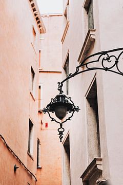 Rues de Venise, lampe en gros plan sur Marianne Voerman