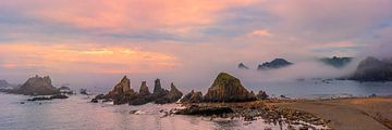 Panorama en zonsopkomst bij Playa Gueirua, Asturië, Spanje van Henk Meijer Photography