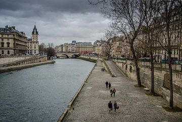 Strolling in pairs by Emil Golshani