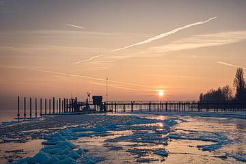 Zonsopgang bij de pier Iznang Bodenmeer in de winter van Thomas Bruttel