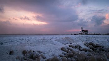  Leuchtturm in Marken bei Sonnenaufgang im Winter mit vielen Eis.