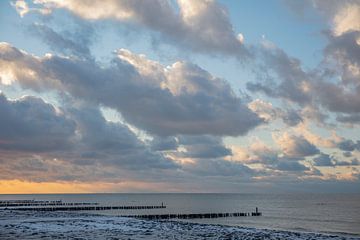 strand zeeland wolken bij Westkapelle van anne droogsma